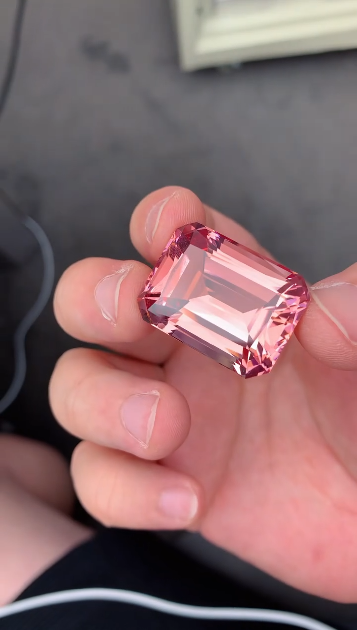 未镶嵌裸石绿柱石（摩根石）68ct 摩根石