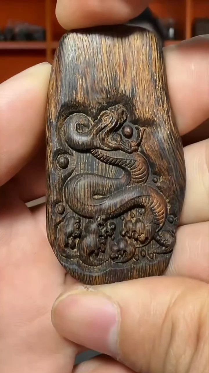 沉香吊坠a150号单面雕生肖蛇多样性发一