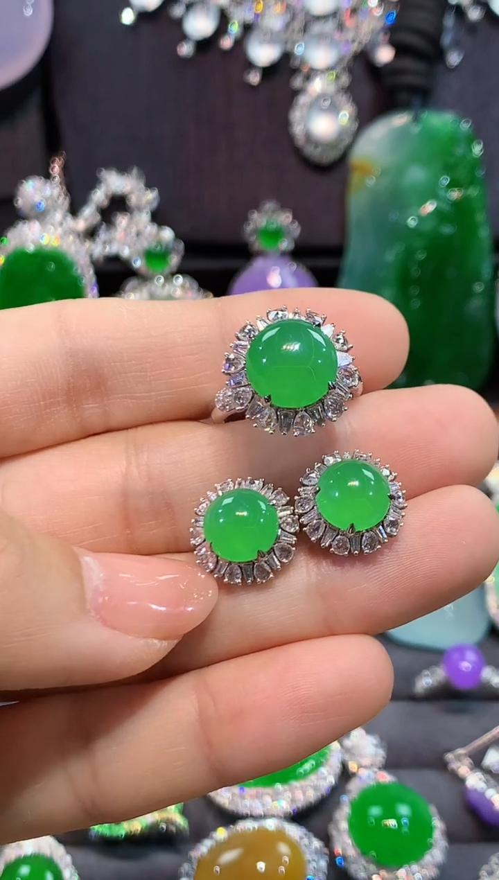 18K金镶嵌戒指翡翠一套