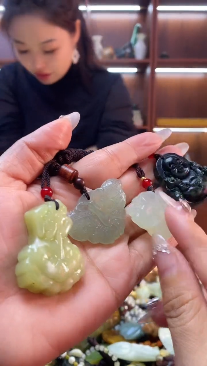 未镶嵌蛇纹石玉挂件 