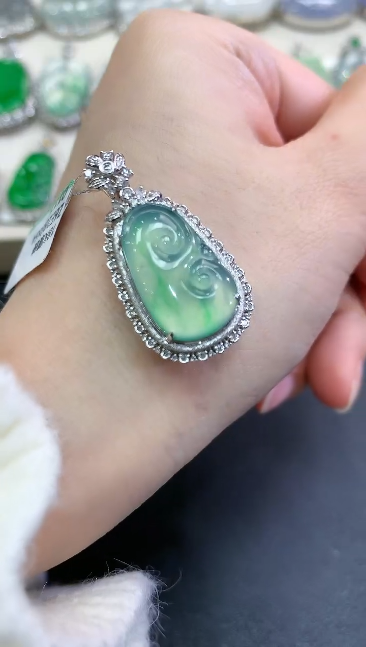 【闪购商品】翡翠颈饰18K金镶嵌C22