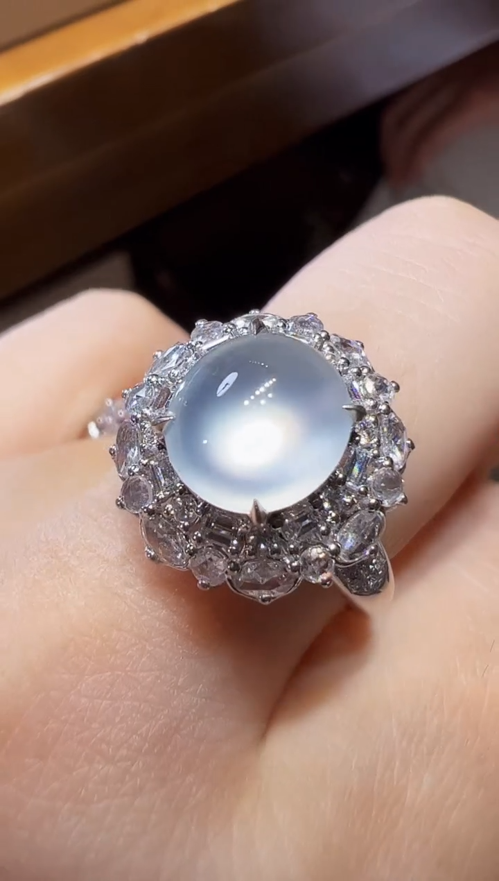 18K金镶嵌戒指翡翠蛋面