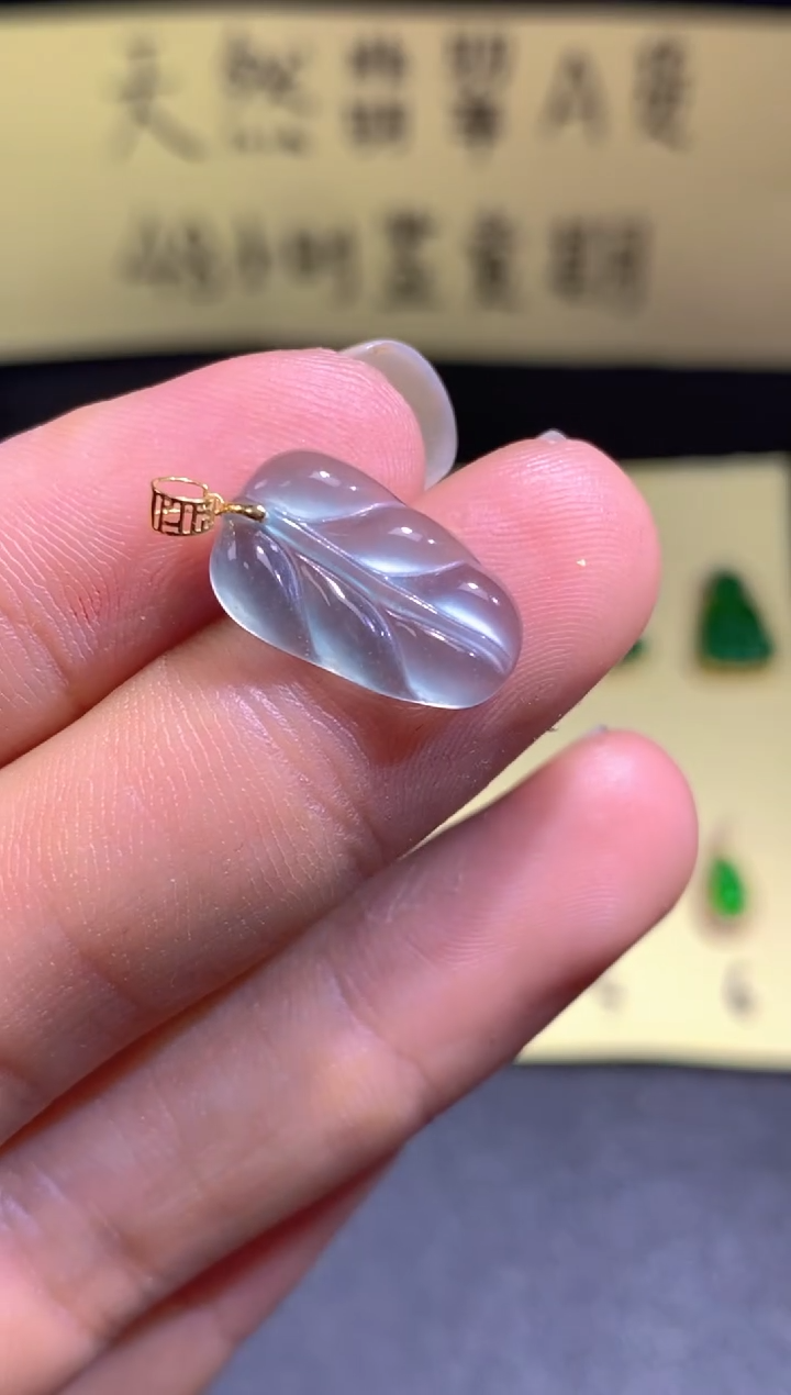 翡翠18K金镶嵌颈饰翡翠吊坠