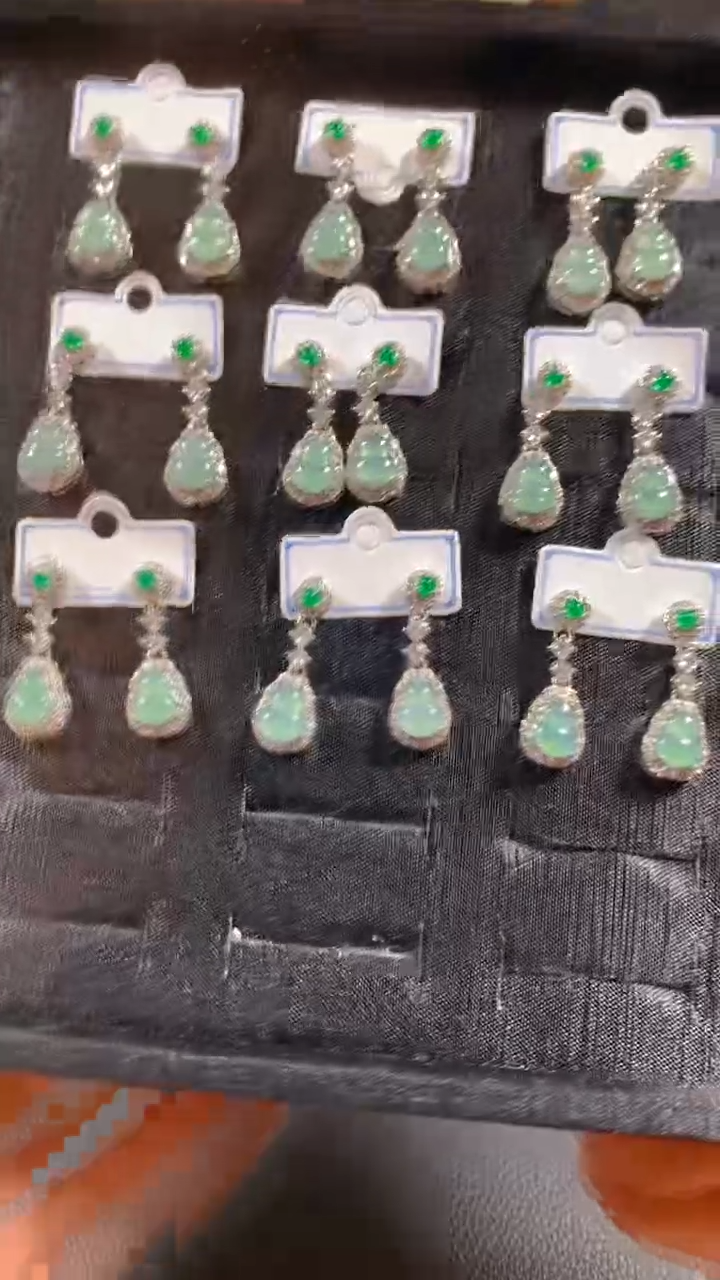 未镶嵌翡翠耳饰《多样性发一》