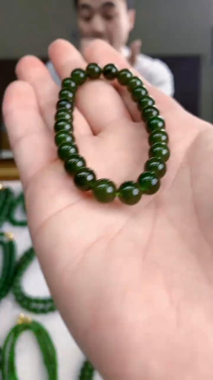 项链未镶嵌和田玉卡8的红皮菠菜绿