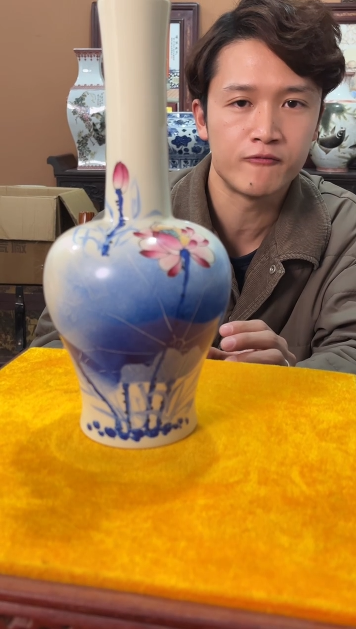 瓶瓷粉彩荷韵图摇铃尊