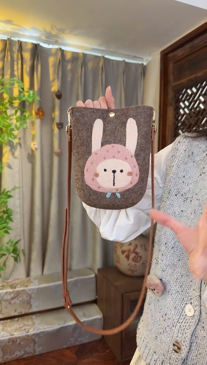 羊毛非遗羊毛毡包 手机包兔子