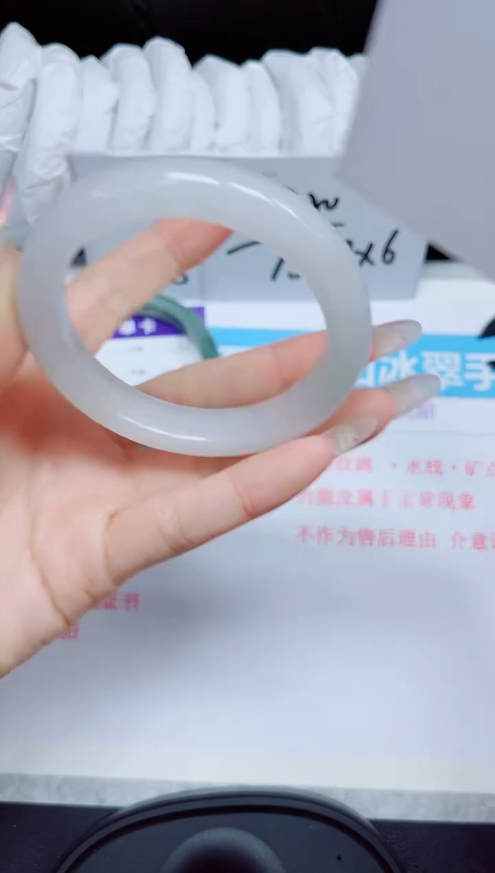 石英质玉手镯未镶嵌51.