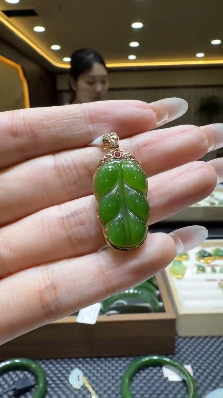 颈饰18K金镶嵌和田玉挂件
