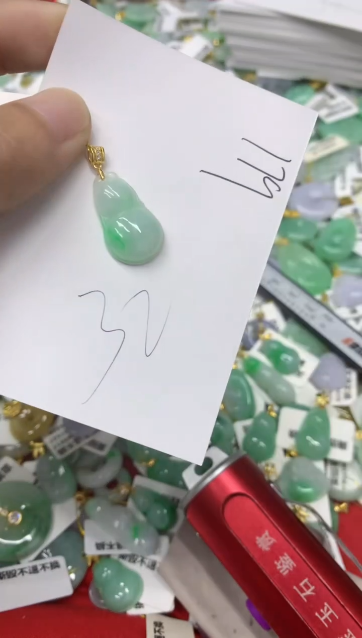 翡翠未镶嵌颈饰翡翠