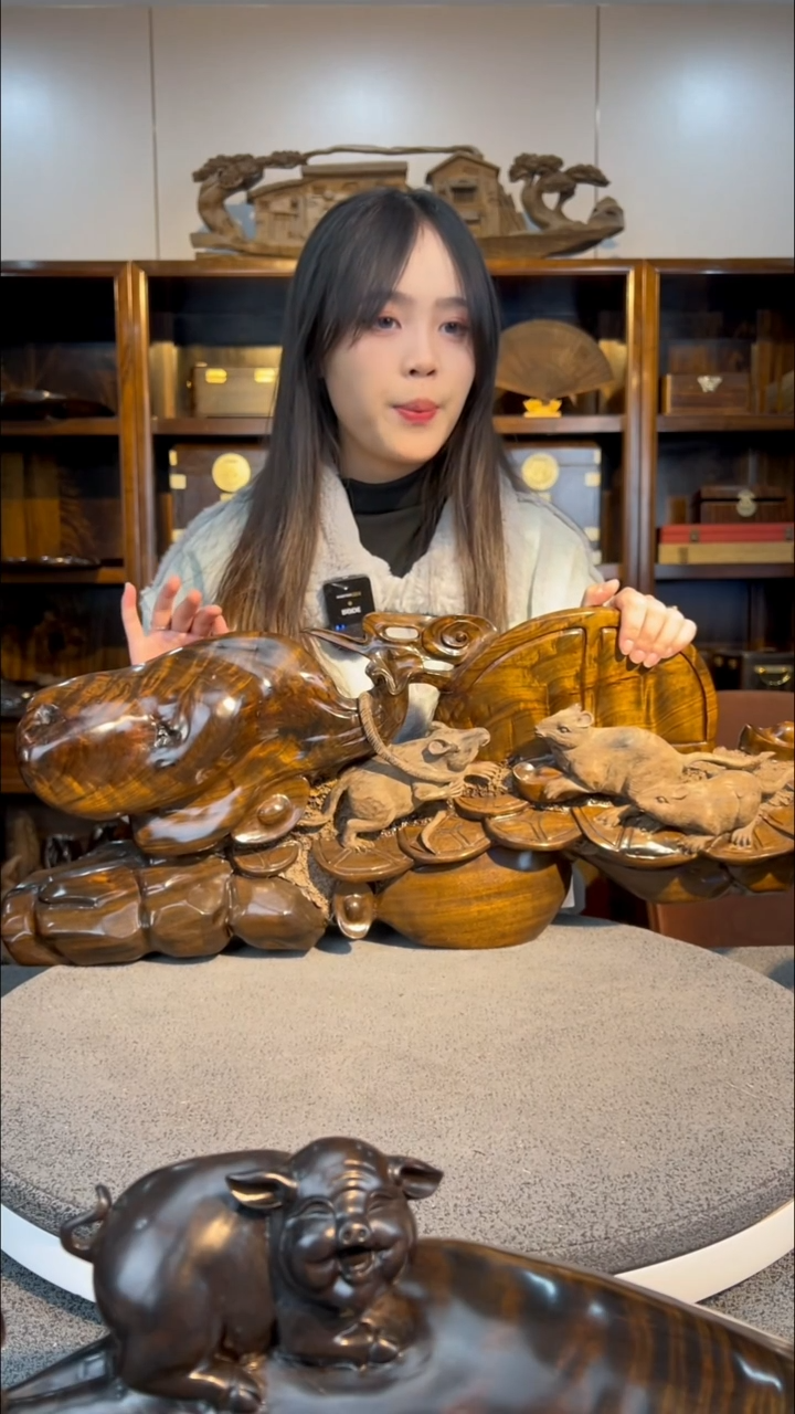 【闪购商品】金丝楠木雕金鼠抱财