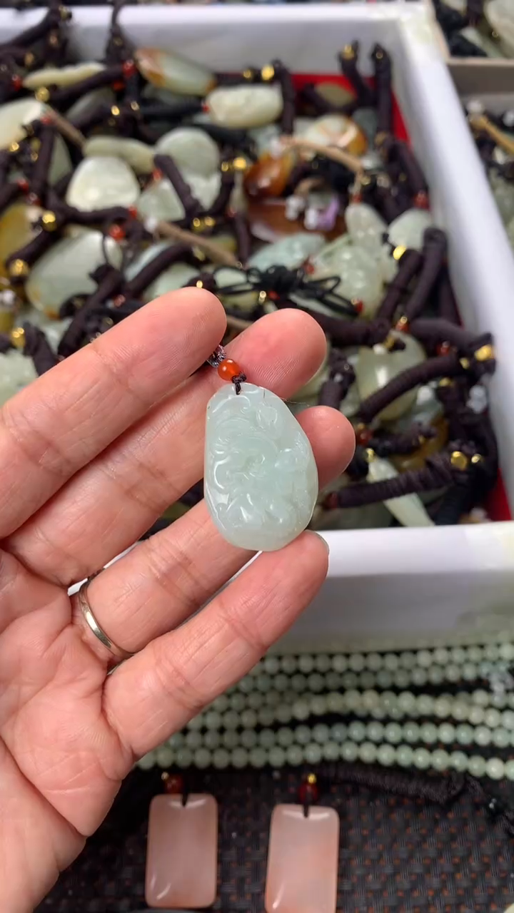 【闪购商品】和田玉颈饰未镶嵌多样性发货没有证书，拍一发一.有瑕