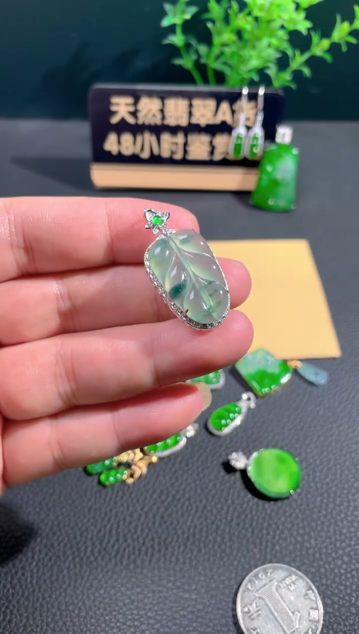 【闪购商品】翡翠颈饰18K金镶嵌翡翠