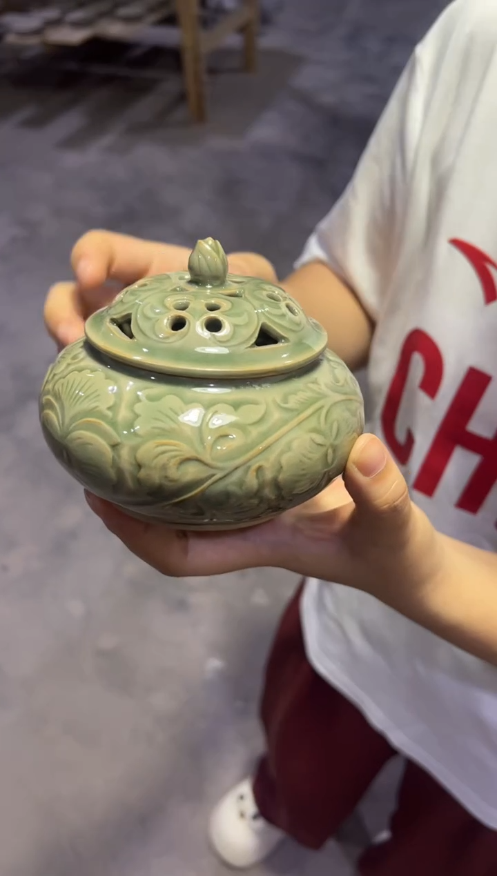 耀州窑青瓷手刻镂空香炉