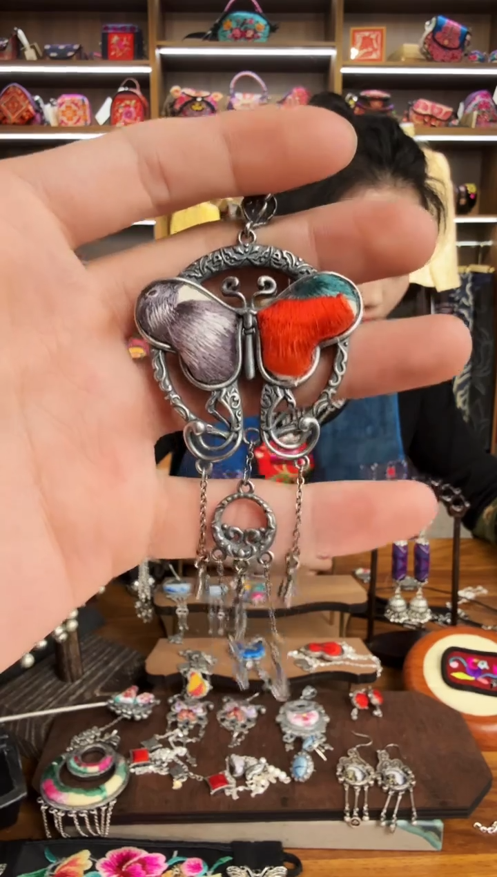 【闪购商品】织绣105蒙阿苏苗绣传承