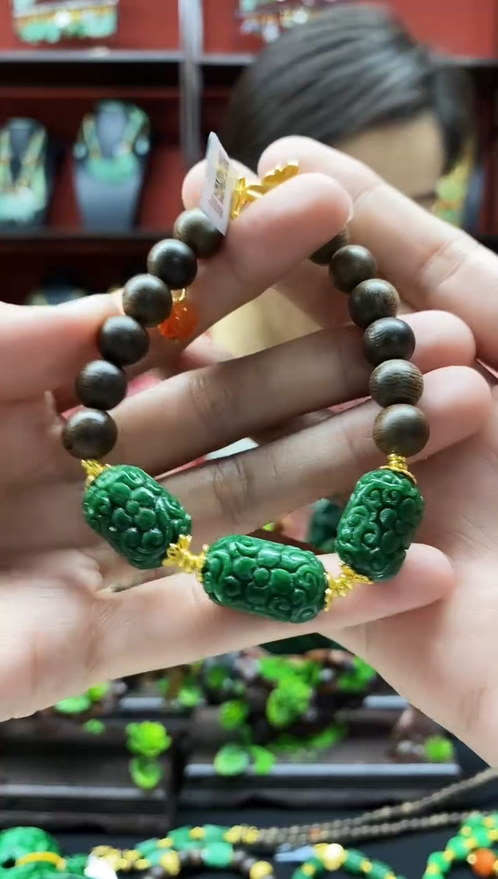 颈饰未镶嵌翡翠手串