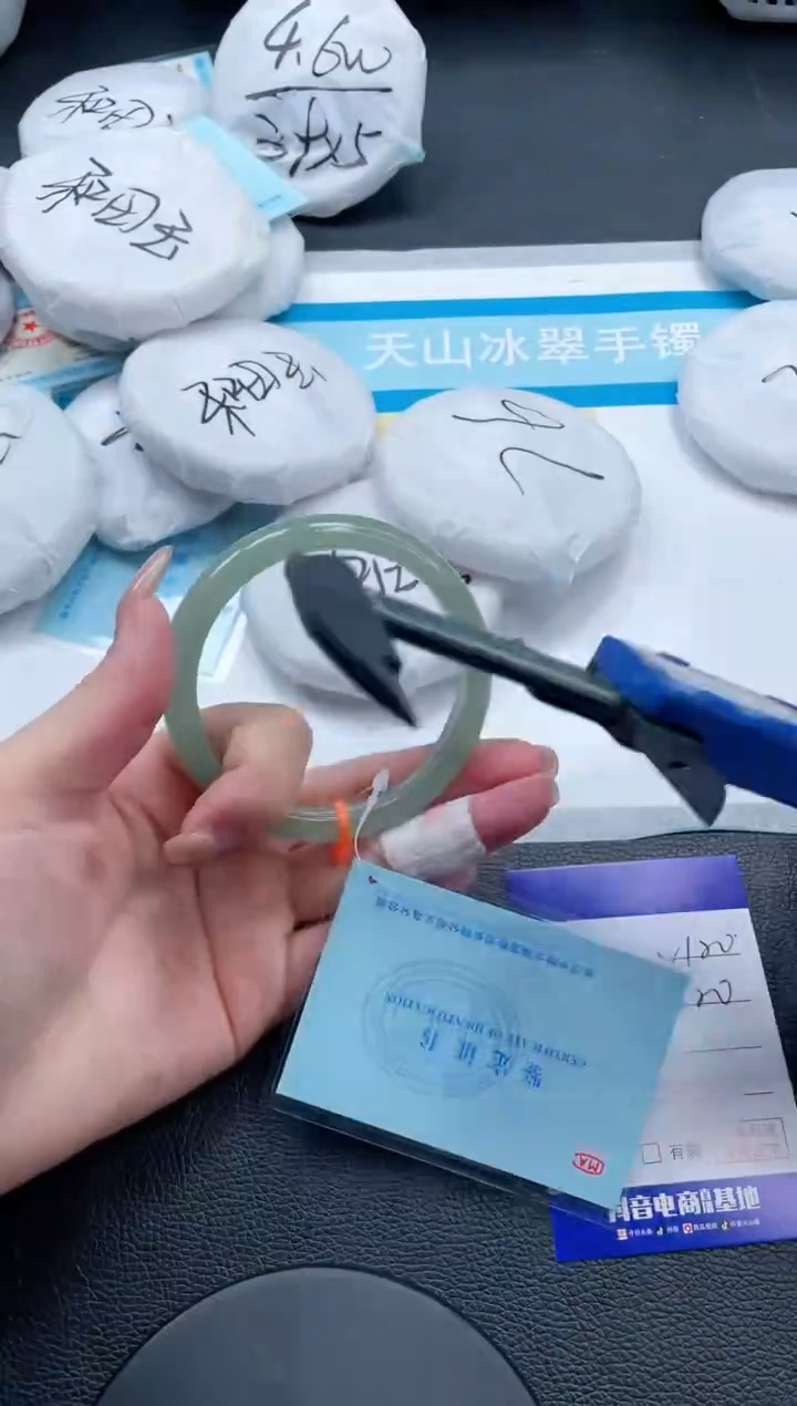 石英质玉手镯未镶嵌8V120-60