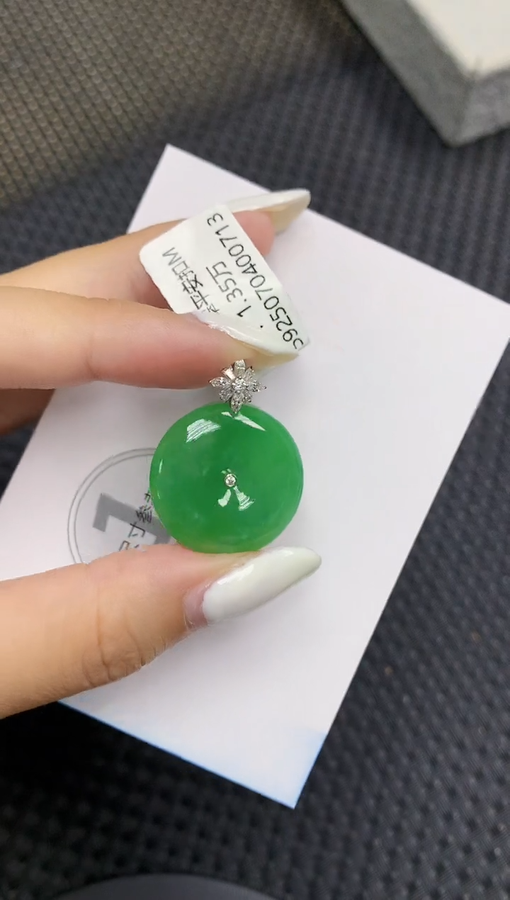 颈饰18K金镶嵌翡翠11111111111