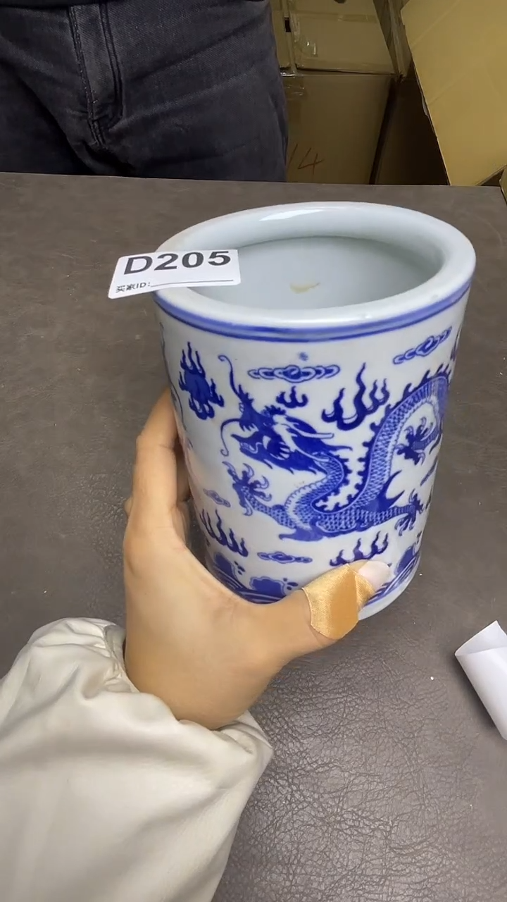 瓷片默认微瑕，谨慎参拍D205笔筒寄托款