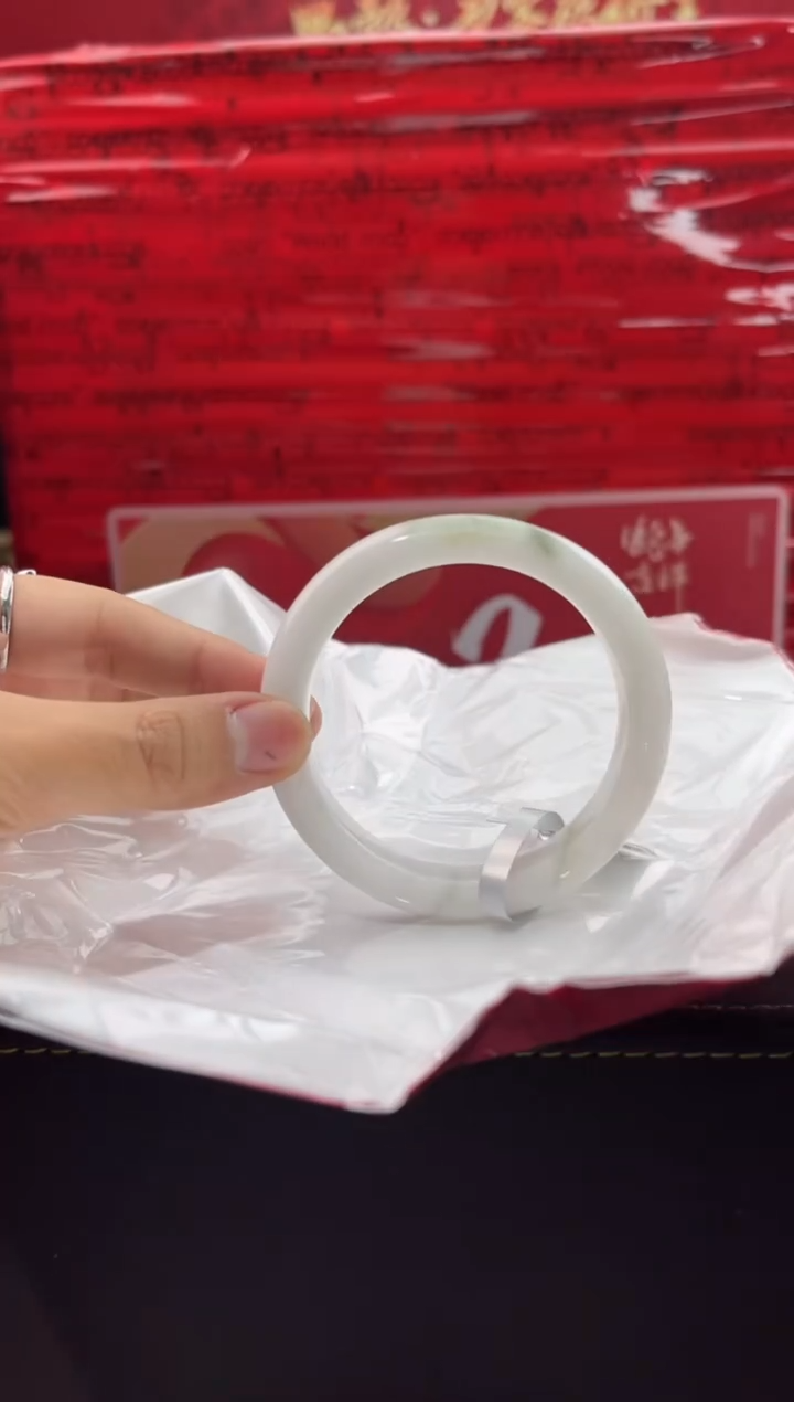 【闪购商品】翡翠手镯未镶嵌13翡翠手镯（微瑕）