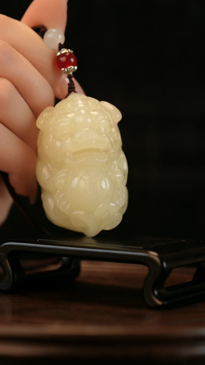 云南石竹叶青雕刻：有求必应
