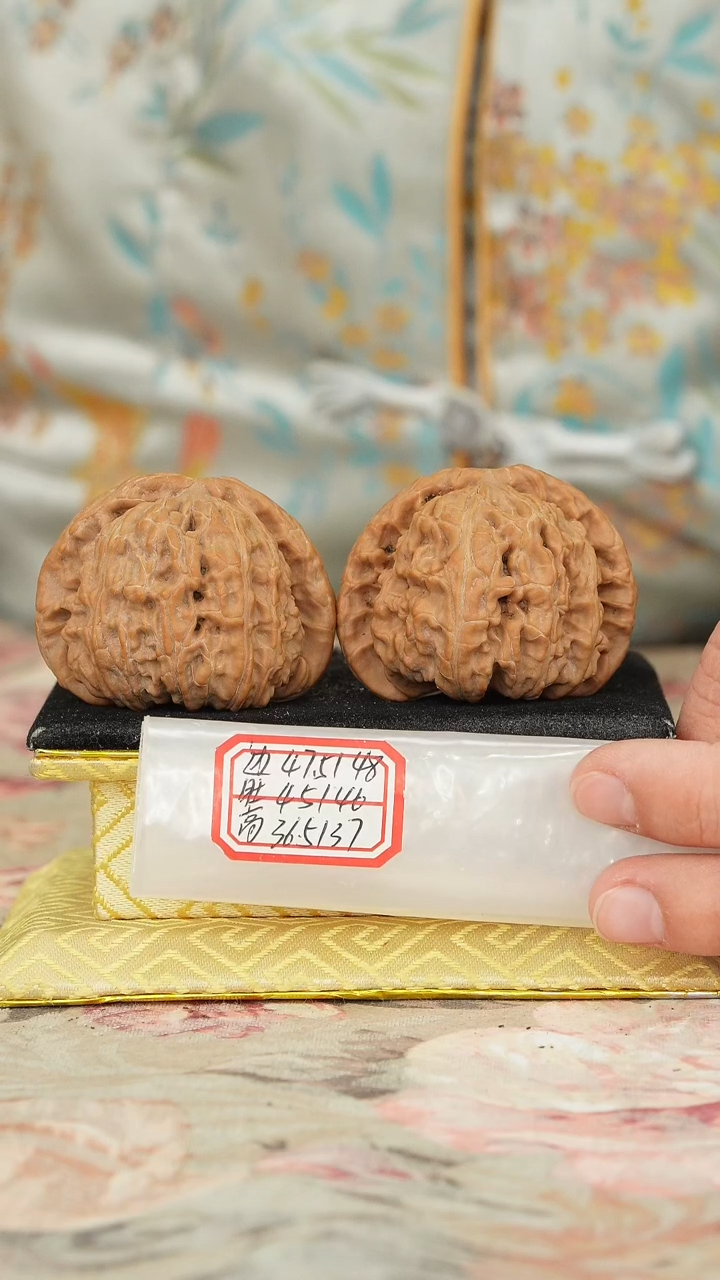 【闪购商品】文玩核桃把件白狮子有修