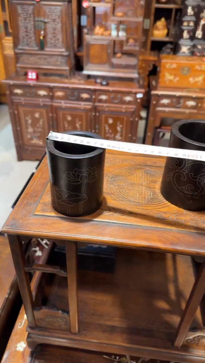 木木头款小叶紫檀荷花笔筒298