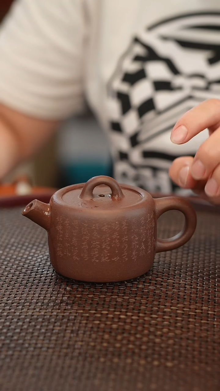 茶壶紫砂微瑕点：铁点 雕刻：  170cc