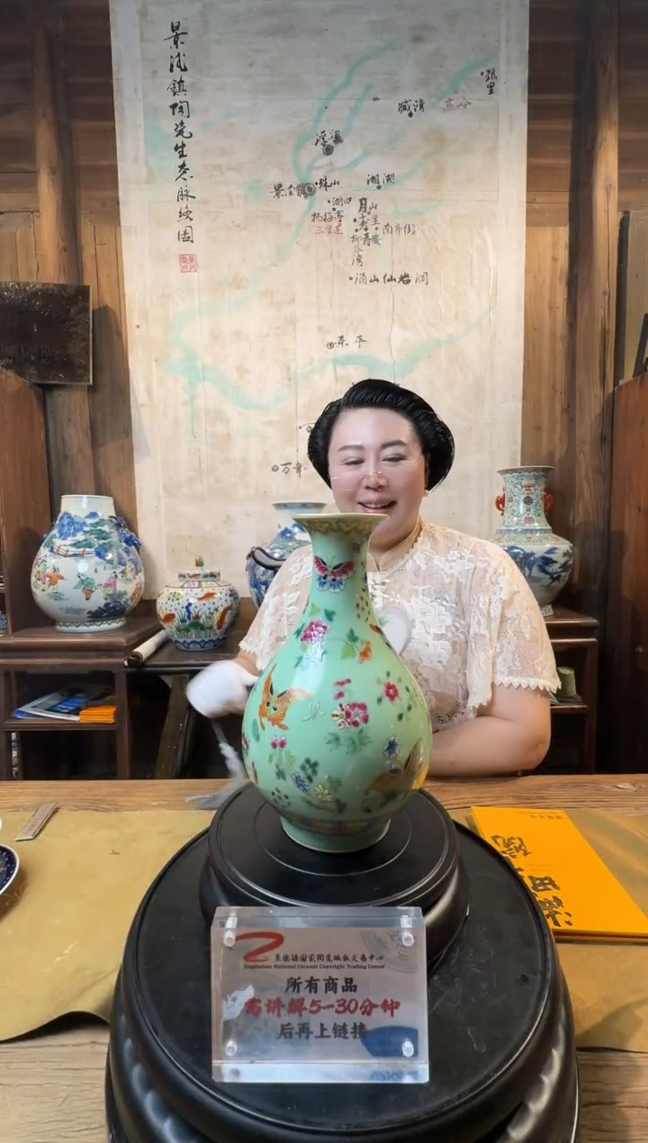 湖田书院《青釉蝶恋花玉壶春瓶》带收藏证书