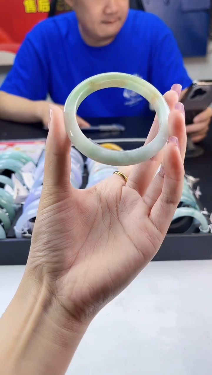 翡翠手镯未镶嵌翡翠1