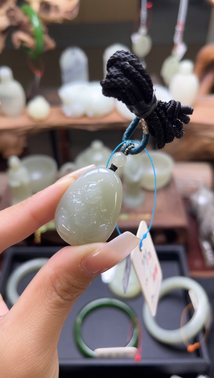 【闪购商品】和田玉吊坠未镶嵌且末青白随形逍遥佛9007436