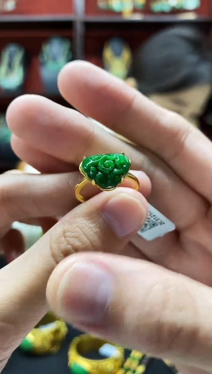 颈饰未镶嵌翡翠戒指