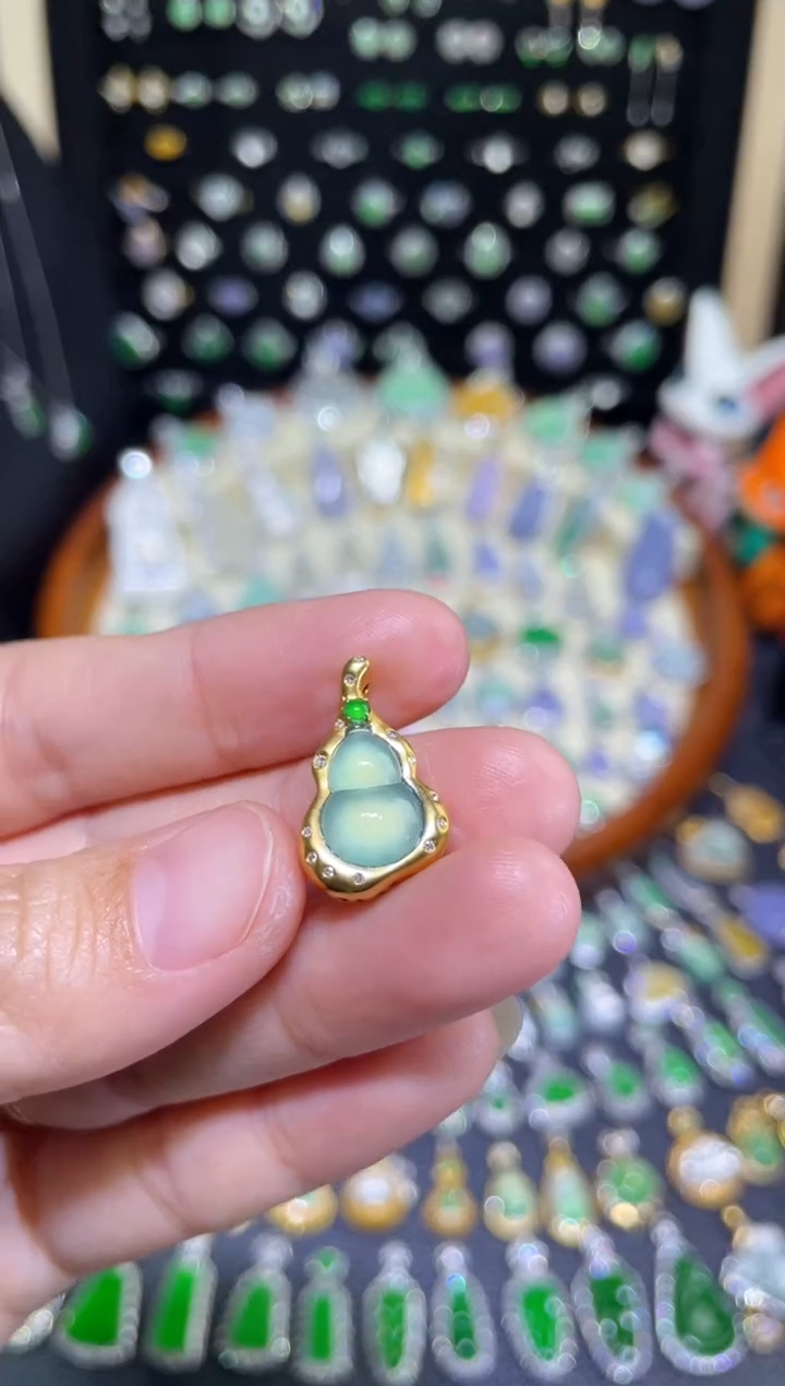 颈饰18K金镶嵌翡翠玻璃种晴底葫芦吊坠