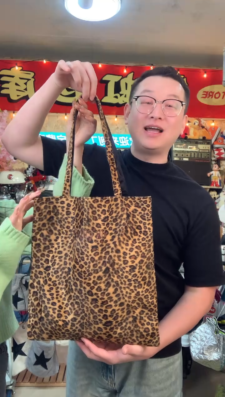 超纤皮（革）棕色豹纹缎面刺绣手提包