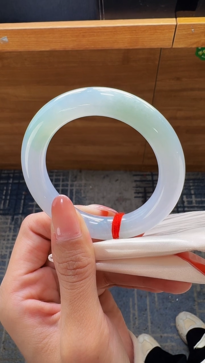 翡翠手镯未镶嵌翡翠手镯