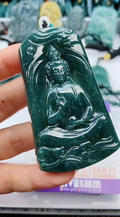 翡翠未镶嵌颈饰             