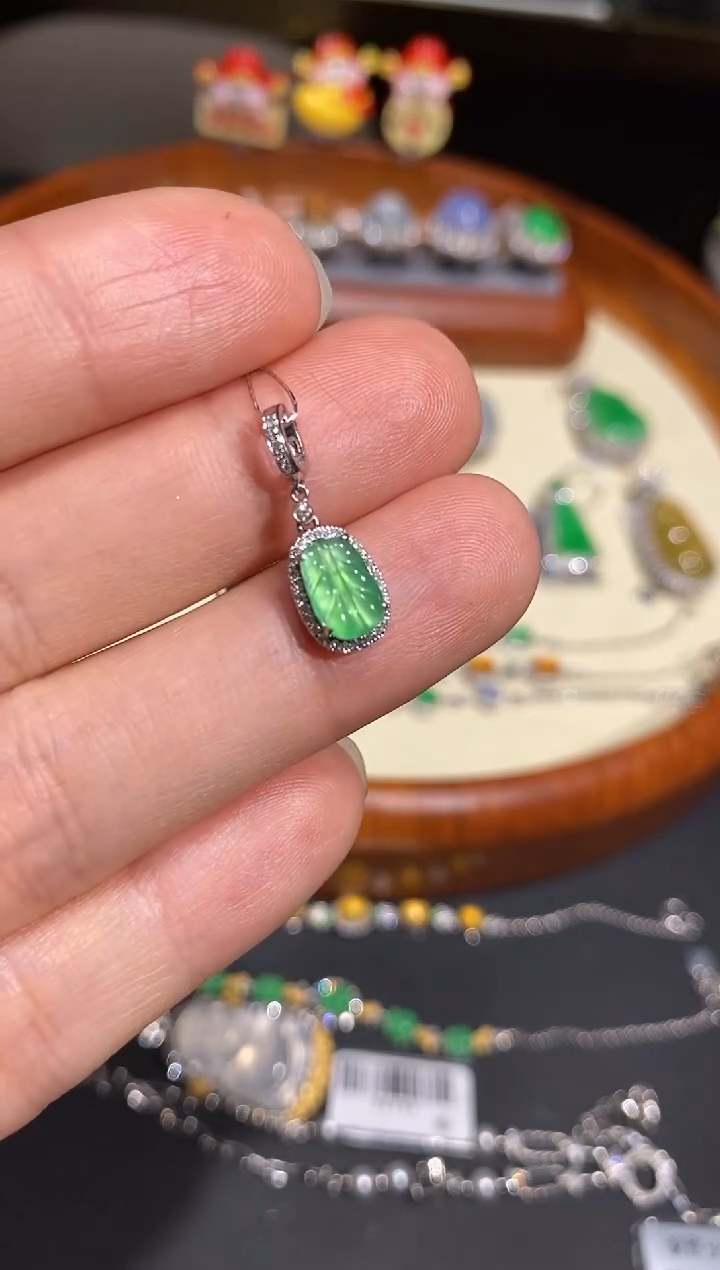 【闪购商品】翡翠颈饰18K金镶嵌吊坠