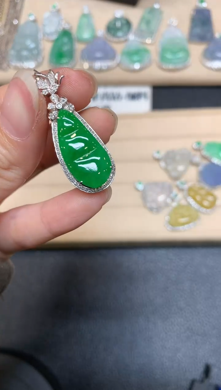 【闪购商品】翡翠颈饰18K金镶嵌福豆【无服务费