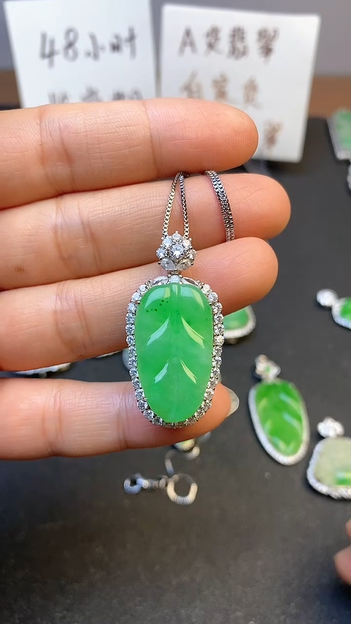 【闪购商品】翡翠吊坠(赠链)银S925镶嵌翡翠叶子吊坠