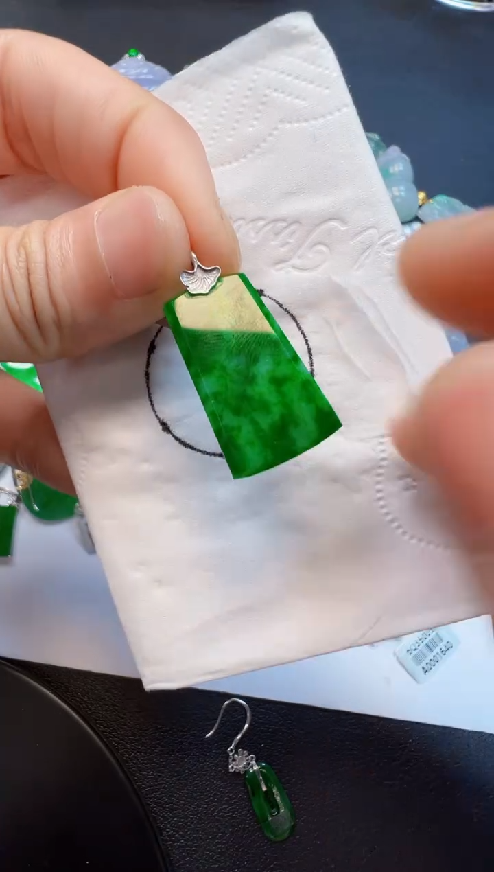 【闪购商品】翡翠吊坠(不含链)18K金镶嵌980