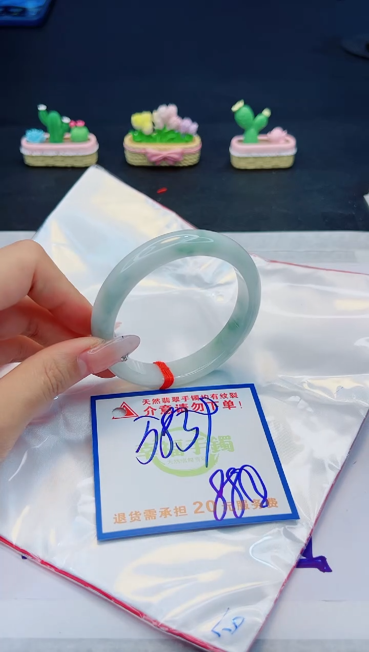 【闪购商品】翡翠手镯未镶嵌，质检证书图片色彩偏黑白
