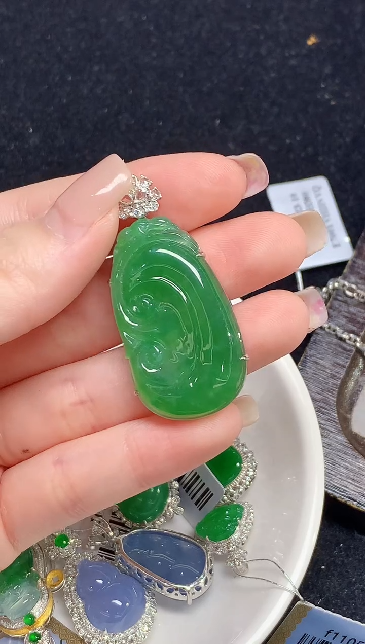 吊坠(不含链)18K金镶嵌翡翠LSR多样性发其一