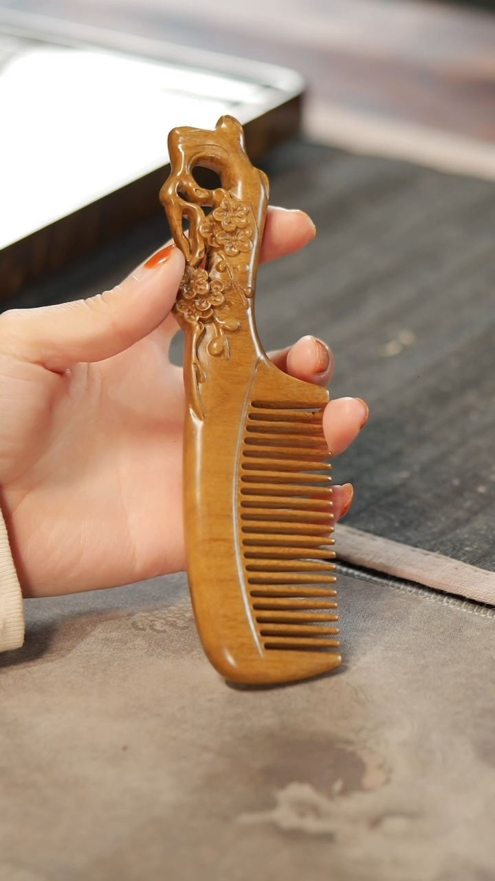 【闪购商品】金丝楠木雕大漆款梅花手柄梳