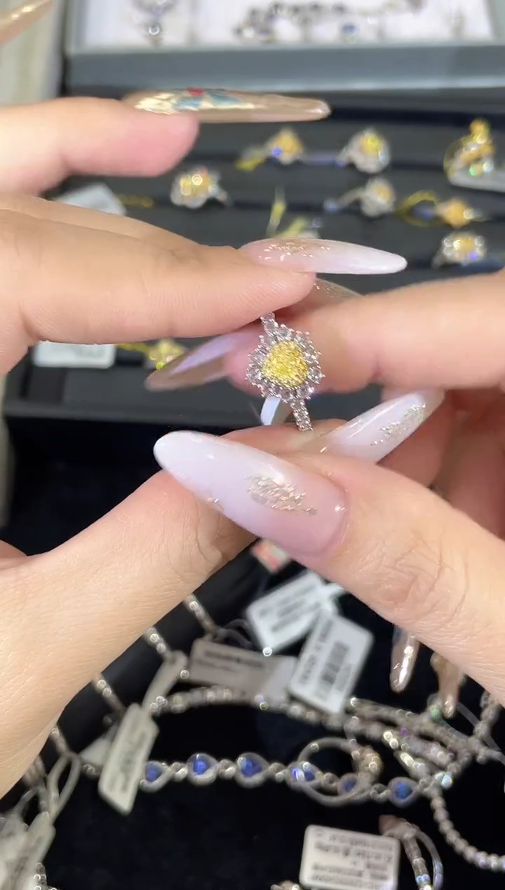 18K金镶嵌戒指钻石戒指