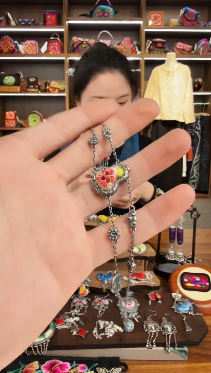 【闪购商品】织绣92蒙阿苏苗绣传承