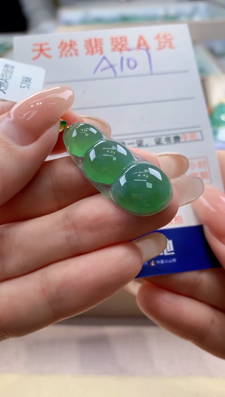 颈饰18K金镶嵌翡翠天然翡翠挂件  