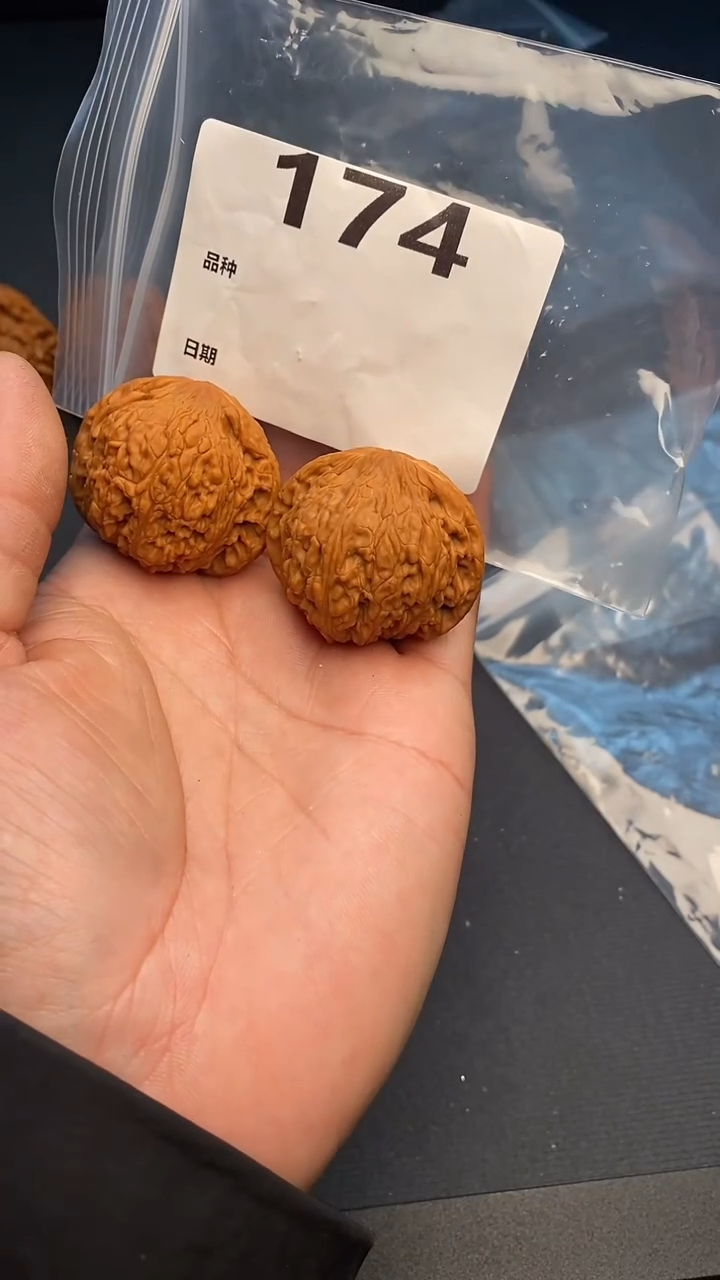 【闪购商品】文玩核桃吊坠174号42尺寸全品绣球