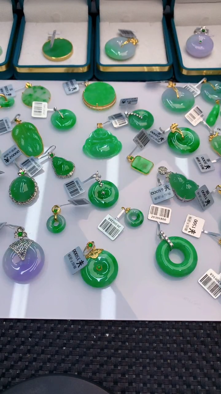 翡翠未镶嵌颈饰             8