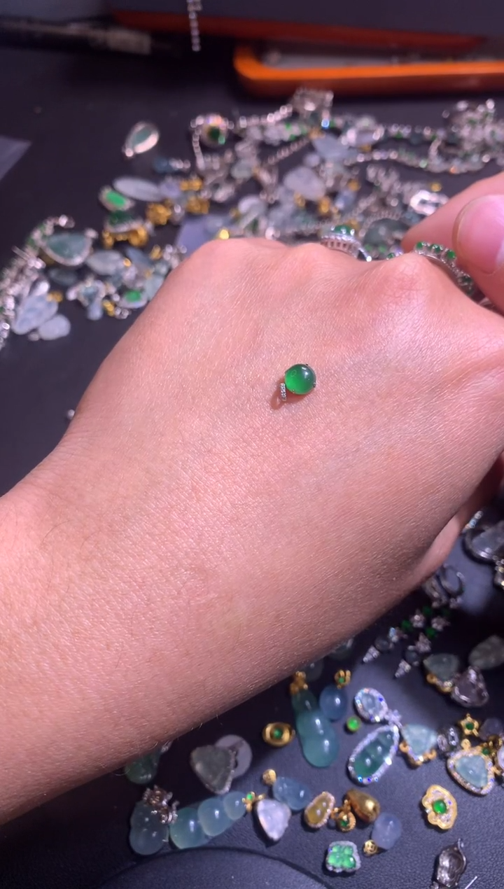 【闪购商品】翡翠吊坠(不含链)18K金镶嵌1