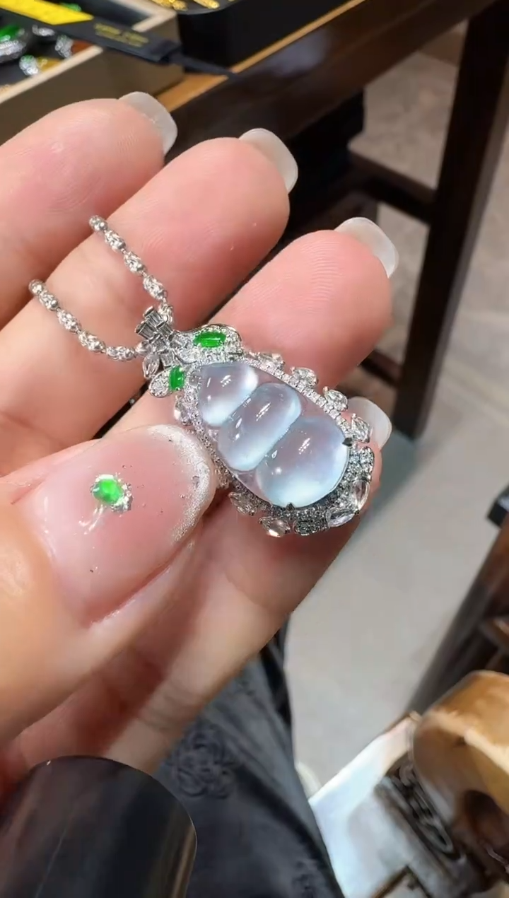 颈饰18K金镶嵌翡翠专****瓜豆子